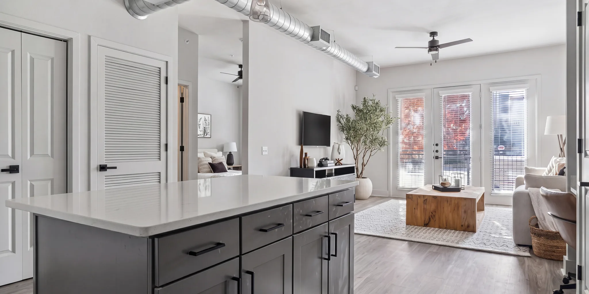 Los Colinas apartments - Uptown Locators